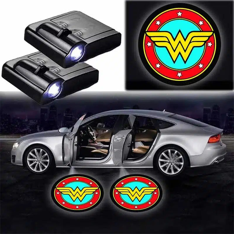 2x Projecteurs LED Porte Voiture Logo Wonder Woman Sans Fil - vue de face - Becquet Voiture