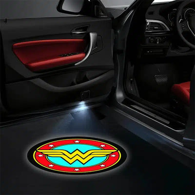 2x Projecteurs LED Porte Voiture Logo Wonder Woman Sans Fil - vue de profil - Becquet Voiture