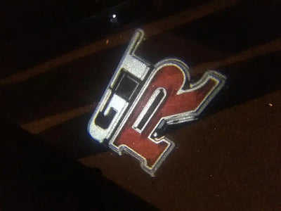 2X Projecteurs LED Sans Fil pour Portes Nissan GTR Logo - vue de profil - Becquet Voiture
