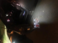 2X Projecteurs LED Sans Fil pour Portes Nissan GTR Logo - vue de trois-quarts - Becquet Voiture