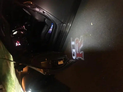 2X Projecteurs LED Sans Fil pour Portes Nissan GTR Logo - vue de trois-quarts - Becquet Voiture