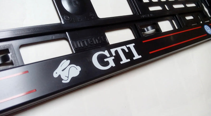 2x Supports De Plaque Volkswagen GTI Noir Mat - vue arrière - Becquet Voiture
