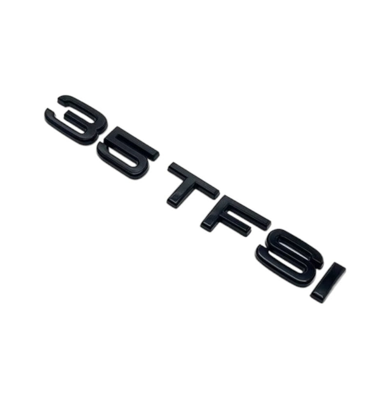 https://cdn.shopify.com/s/files/1/0565/4957/2747/files/Badge-de-coffre-lettres-noires-motorisation-AUDI-30-TFSI.png?v=1761577496