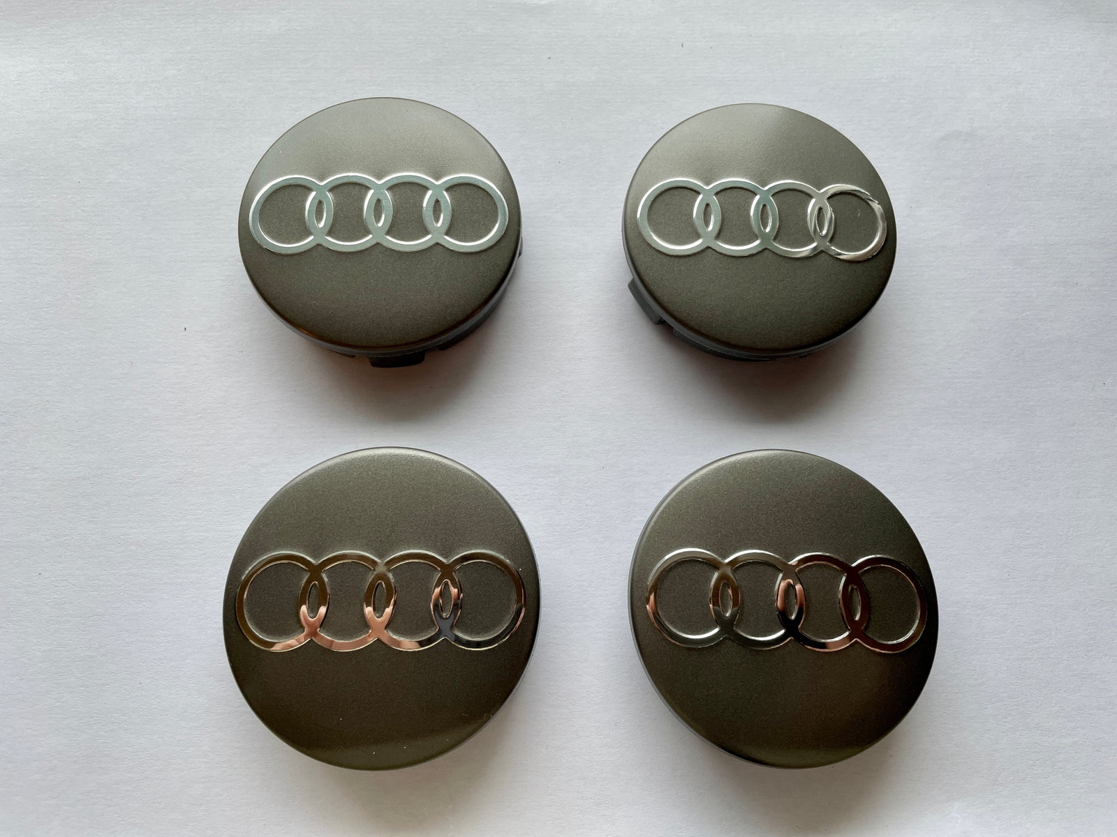 4x Centres de Roues Audi Gris 60mm (v2) - vue de face - Becquet Voiture