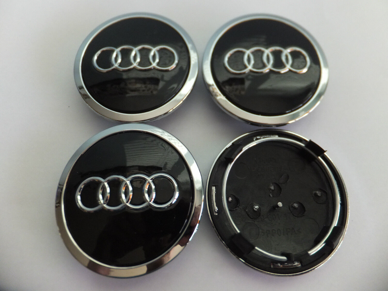 4x Centres de Roues Audi Noir Brillant 68mm Chrome - vue de face - Becquet Voiture