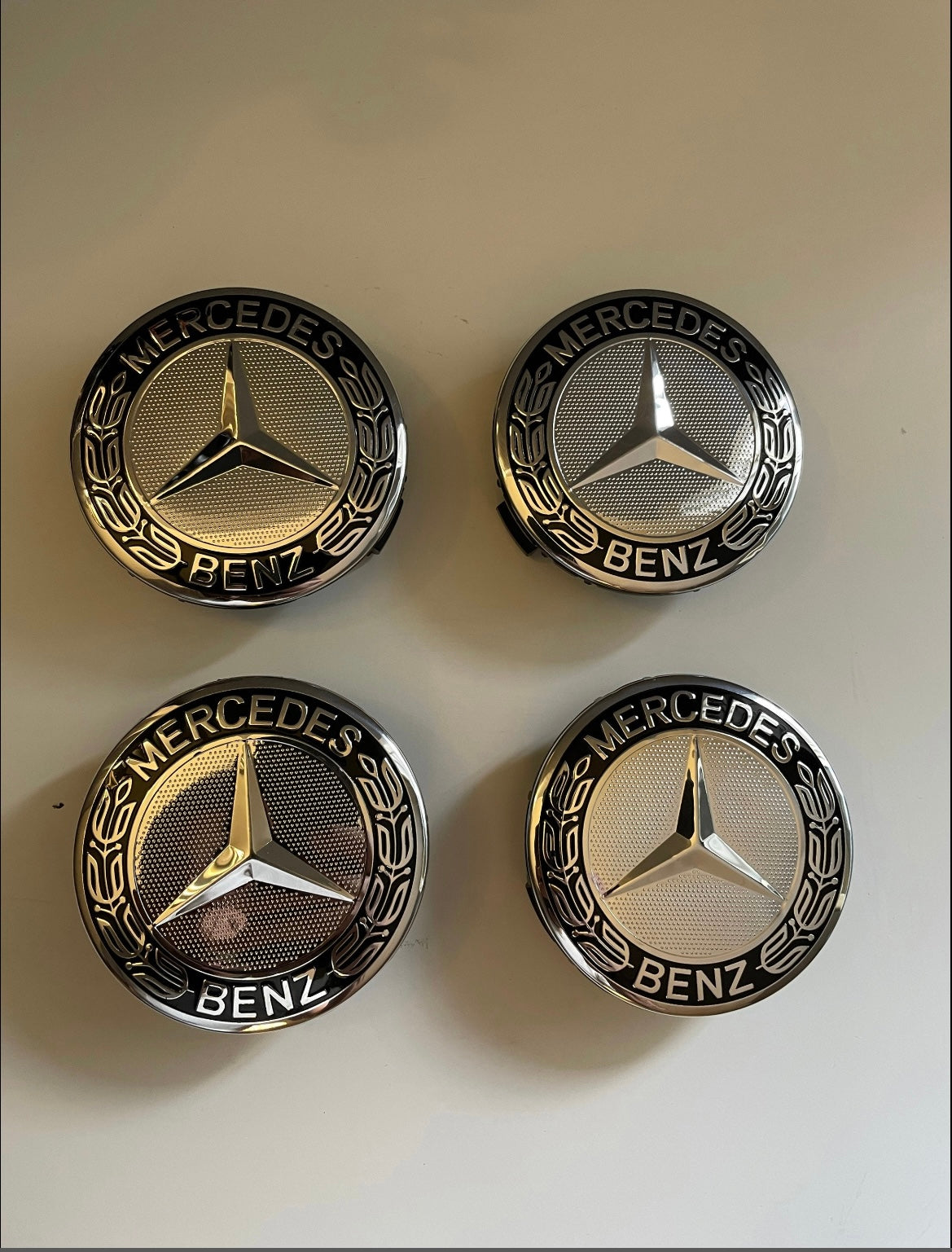 4x Centres de Roues Mercedes 75mm Noir - vue de face - Becquet Voiture