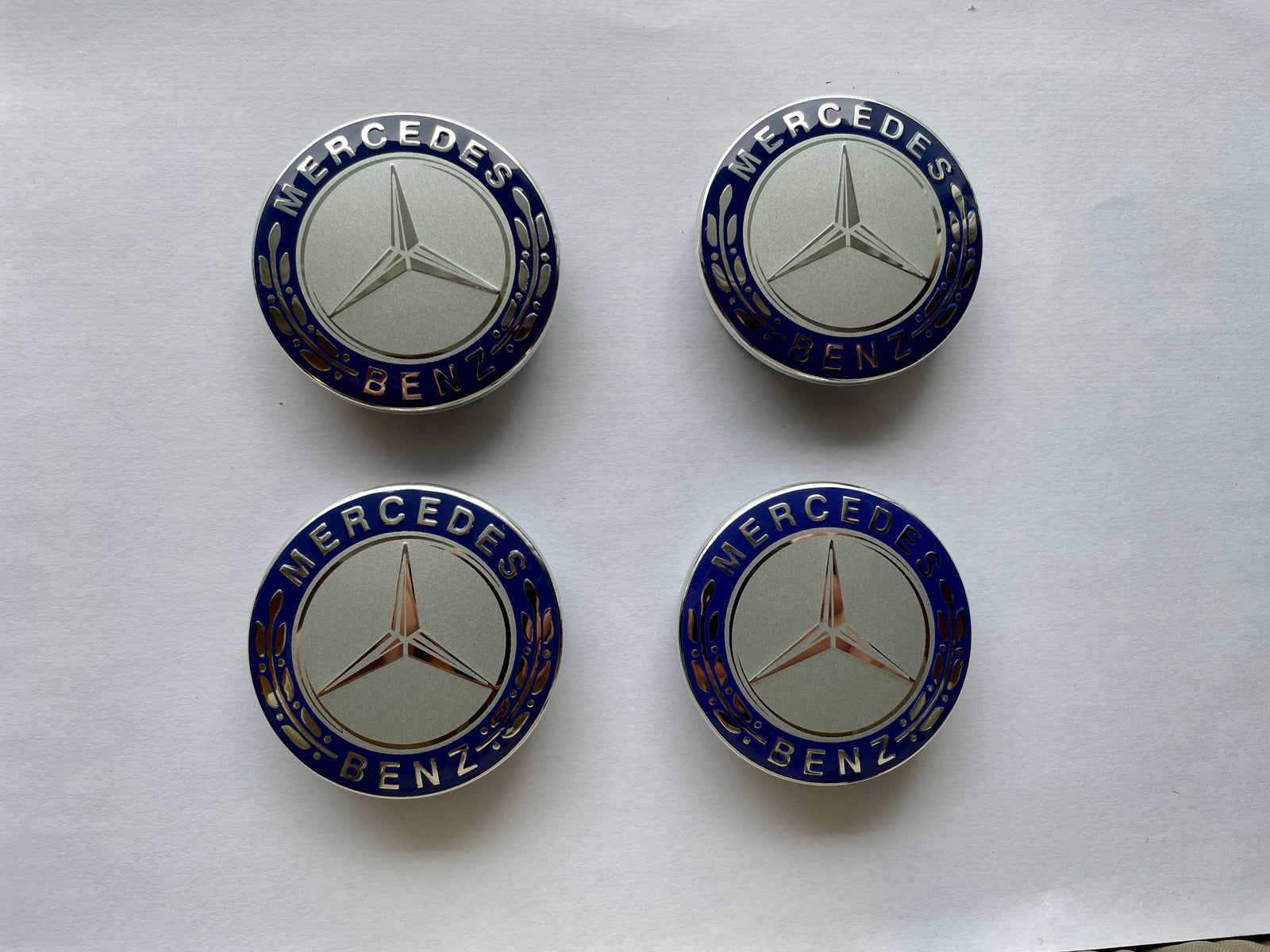 4x Centres de Roues Mercedes Gris & Bleu 60mm - vue de face - Becquet Voiture