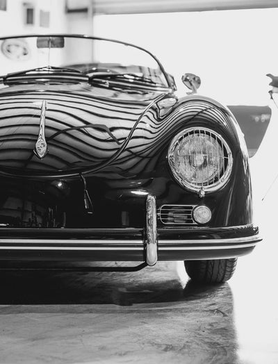 https://cdn.shopify.com/s/files/1/0565/4957/2747/files/Affiche-noir-et-blanc-vintage-voiture-ancienne-Porsche-911-et-356-10.webp?v=1761583139