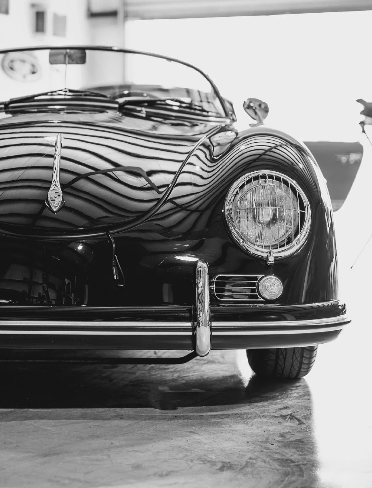 https://cdn.shopify.com/s/files/1/0565/4957/2747/files/Affiche-noir-et-blanc-vintage-voiture-ancienne-Porsche-911-et-356-10.webp?v=1761583139