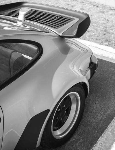 https://cdn.shopify.com/s/files/1/0565/4957/2747/files/Affiche-noir-et-blanc-vintage-voiture-ancienne-Porsche-911-et-356-11.webp?v=1761583143