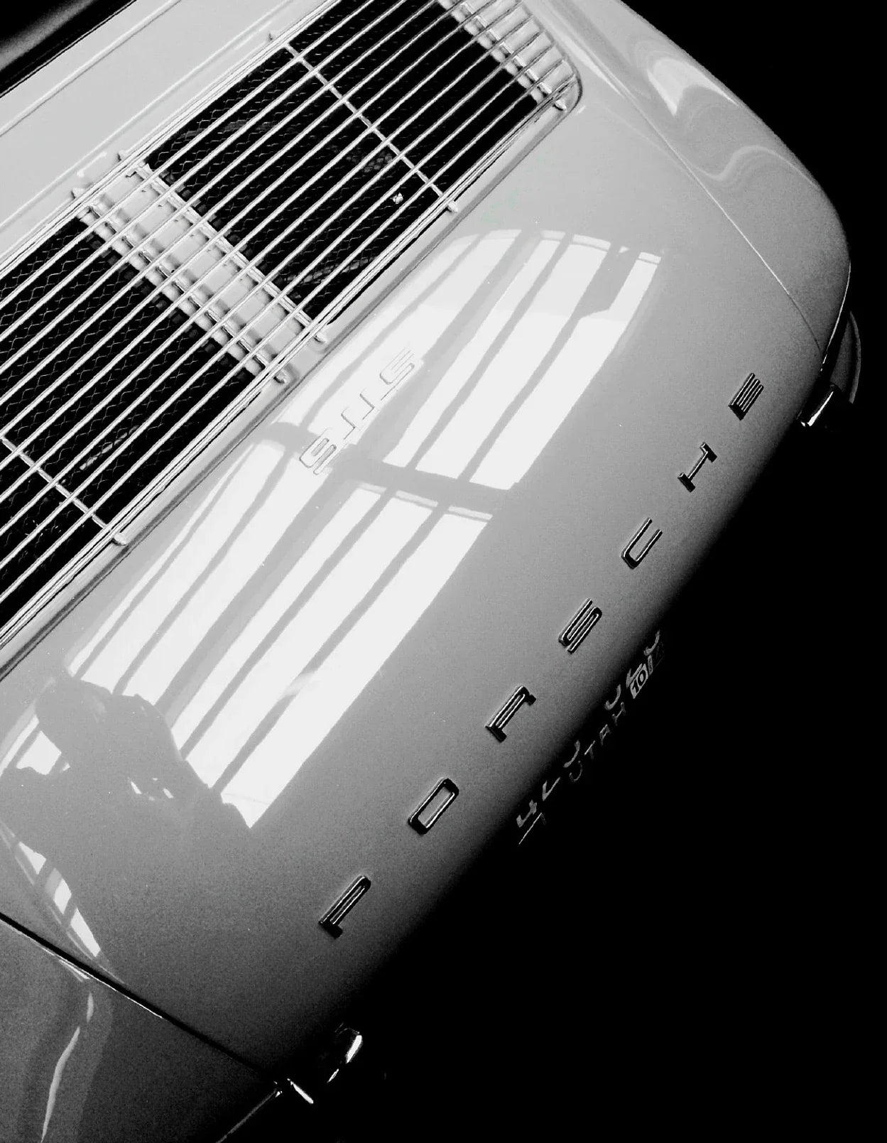https://cdn.shopify.com/s/files/1/0565/4957/2747/files/Affiche-noir-et-blanc-vintage-voiture-ancienne-Porsche-911-et-356-12.webp?v=1761583146