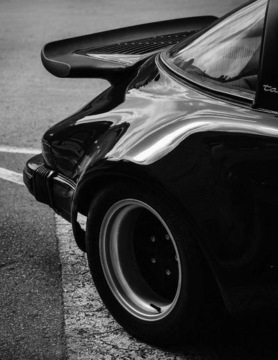 https://cdn.shopify.com/s/files/1/0565/4957/2747/files/Affiche-noir-et-blanc-vintage-voiture-ancienne-Porsche-911-et-356-5.webp?v=1761583123