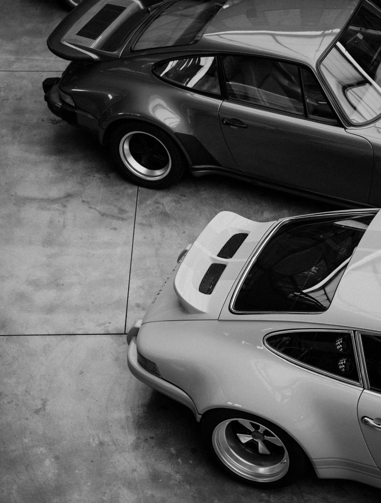 https://cdn.shopify.com/s/files/1/0565/4957/2747/files/Affiche-noir-et-blanc-vintage-voiture-ancienne-Porsche-911-et-356-6.webp?v=1761583126