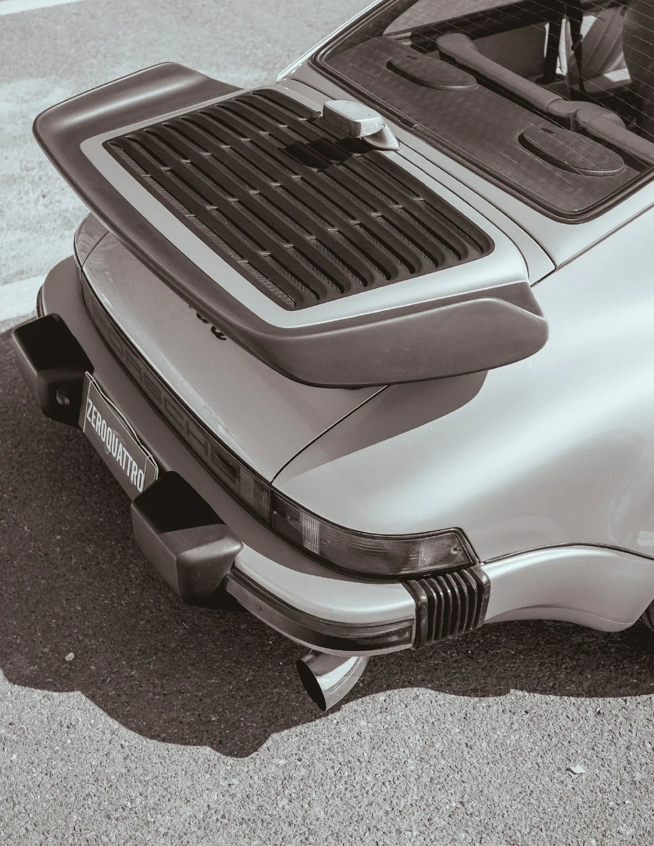 https://cdn.shopify.com/s/files/1/0565/4957/2747/files/Affiche-noir-et-blanc-vintage-voiture-ancienne-Porsche-911-et-356-7.webp?v=1761583129
