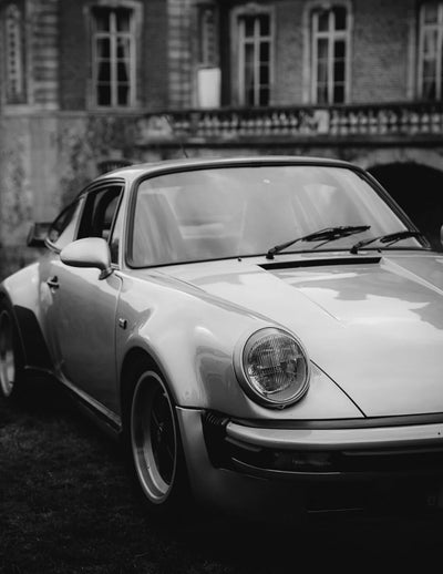 https://cdn.shopify.com/s/files/1/0565/4957/2747/files/Affiche-noir-et-blanc-vintage-voiture-ancienne-Porsche-911-et-356-8.webp?v=1761583133