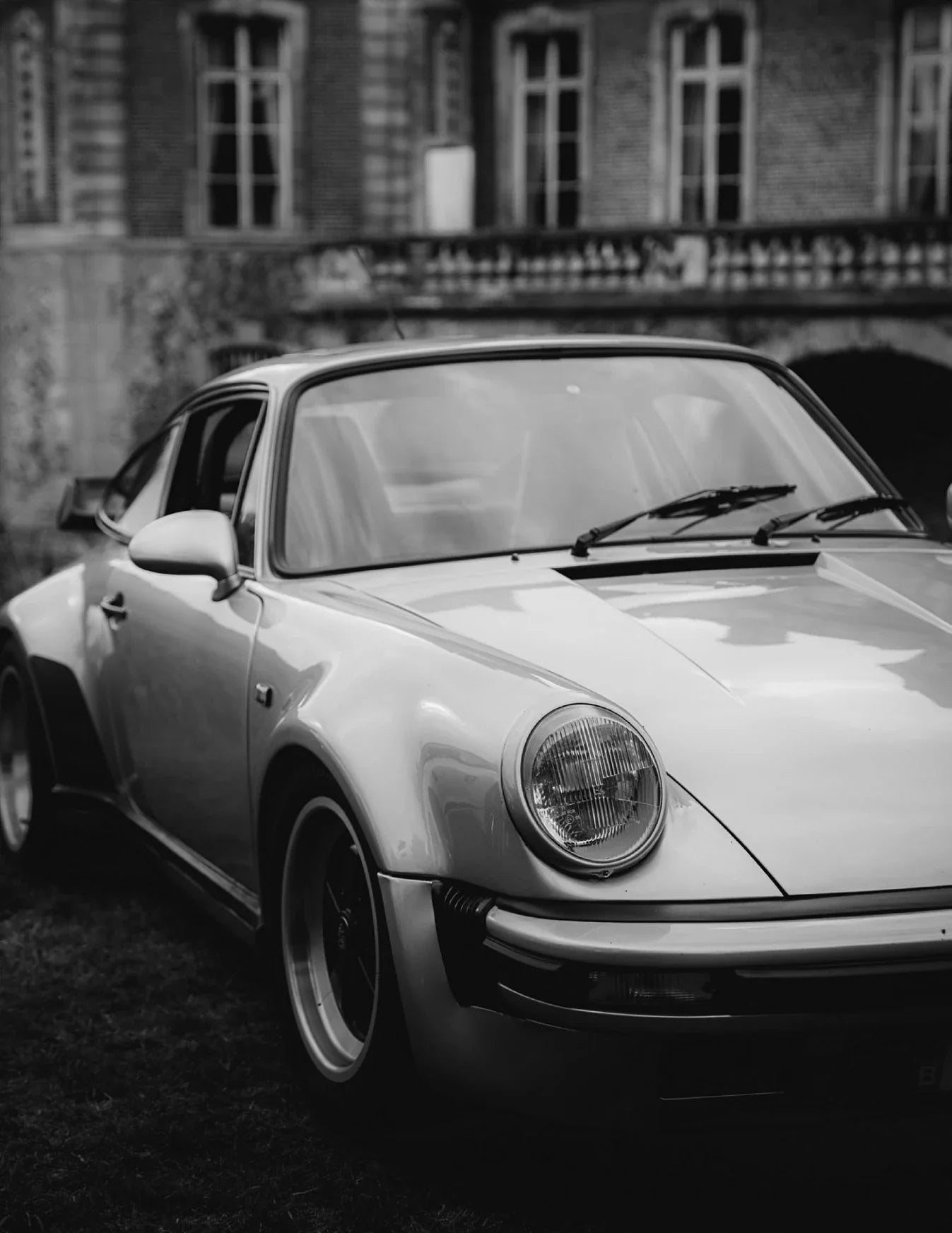 https://cdn.shopify.com/s/files/1/0565/4957/2747/files/Affiche-noir-et-blanc-vintage-voiture-ancienne-Porsche-911-et-356-8.webp?v=1761583133