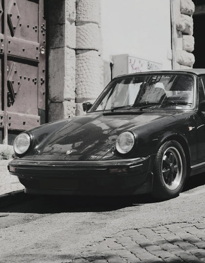 https://cdn.shopify.com/s/files/1/0565/4957/2747/files/Affiche-noir-et-blanc-vintage-voiture-ancienne-Porsche-911-et-356-9.webp?v=1761583136