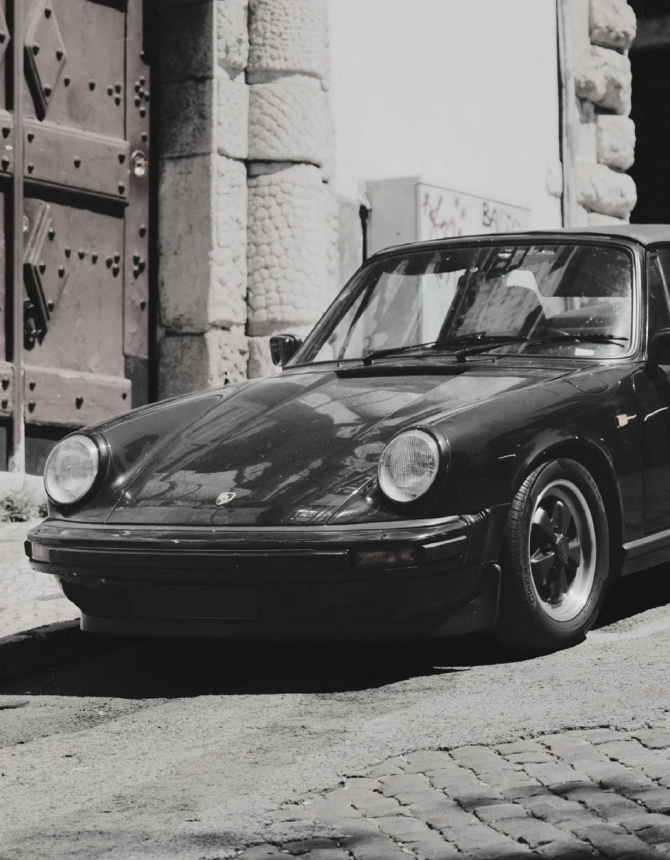 https://cdn.shopify.com/s/files/1/0565/4957/2747/files/Affiche-noir-et-blanc-vintage-voiture-ancienne-Porsche-911-et-356-9.webp?v=1761583136