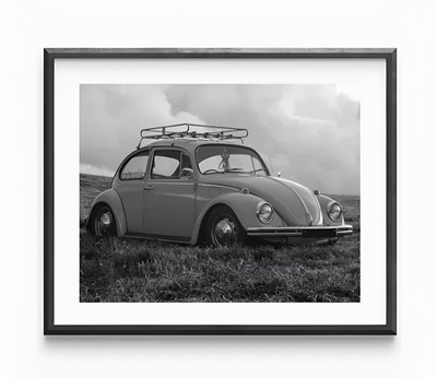 https://cdn.shopify.com/s/files/1/0565/4957/2747/files/Affiche-noir-et-blanc-vintage-voiture-ancienne-VW-Coccinelle-Beetle-2.png?v=1761584252