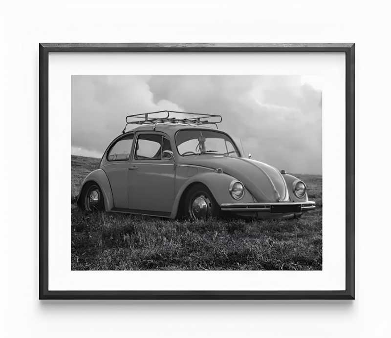 https://cdn.shopify.com/s/files/1/0565/4957/2747/files/Affiche-noir-et-blanc-vintage-voiture-ancienne-VW-Coccinelle-Beetle.png?v=1761584246
