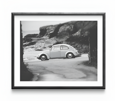 https://cdn.shopify.com/s/files/1/0565/4957/2747/files/Affiche-noir-et-blanc-vintage-voiture-ancienne-VW-Coccinelle-Beetle-4.png?v=1761584262