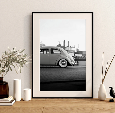 https://cdn.shopify.com/s/files/1/0565/4957/2747/files/Affiche-noir-et-blanc-vintage-voiture-ancienne-VW-Coccinelle-Beetle.png?v=1761584246