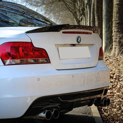 https://cdn.shopify.com/s/files/1/0565/4957/2747/files/Aileron-Becquet-type-M-Performance-Noir-Brillant-pour-BMW-Serie-1-Coupe-E82-2007-a-2013.jpg?v=1761577610