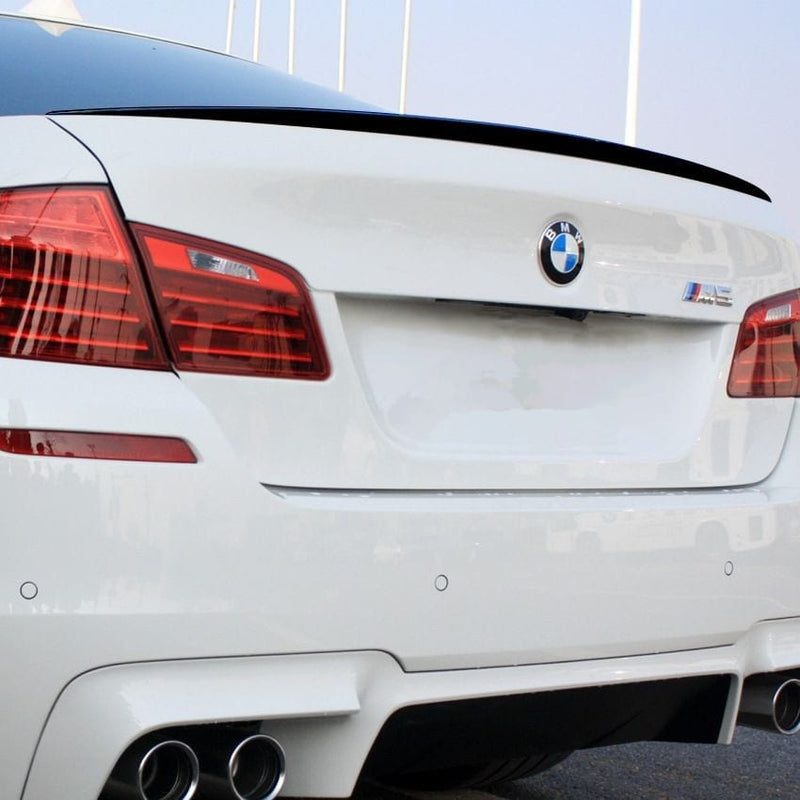 https://cdn.shopify.com/s/files/1/0565/4957/2747/files/Aileron-Spoiler-de-coffre-type-M-Performance-Noir-Brillant-pour-BMW-Serie-5-F10-2010-2018.png?v=1761577552