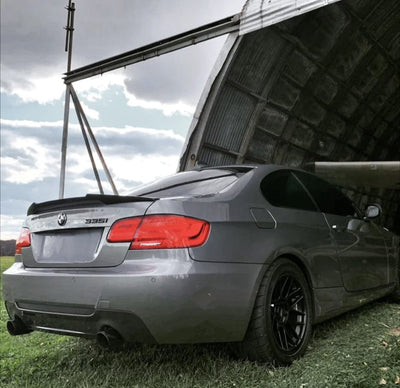 https://cdn.shopify.com/s/files/1/0565/4957/2747/files/Aileron-de-coffre-Becquet-type-M4-M-Performance-pour-BMW-Serie-3-Coupe-E92-et-Cabriolet-E93-2008-a-2013-2.jpg?v=1761579024