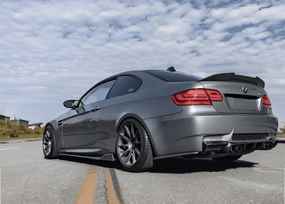 https://cdn.shopify.com/s/files/1/0565/4957/2747/files/Aileron-de-coffre-Becquet-type-M4-M-Performance-pour-BMW-Serie-3-Coupe-E92-et-Cabriolet-E93-2008-a-2013-8.png?v=1761579042