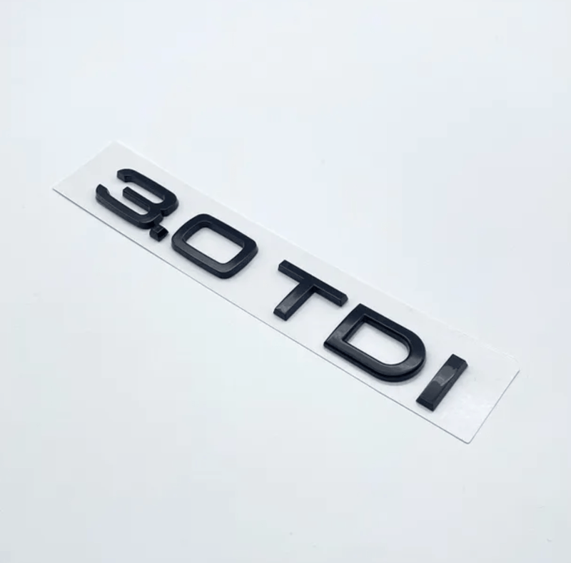 https://cdn.shopify.com/s/files/1/0565/4957/2747/files/Badge-de-coffre-lettres-noires-motorisation-AUDI-3_0-TDI.png?v=1761577490