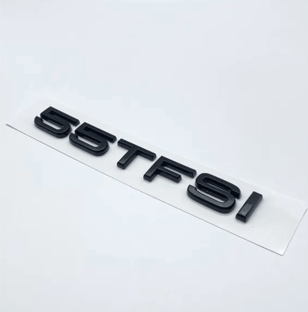 https://cdn.shopify.com/s/files/1/0565/4957/2747/files/Badge-de-coffre-lettres-noires-motorisation-AUDI-55-TFSI.png?v=1761577988