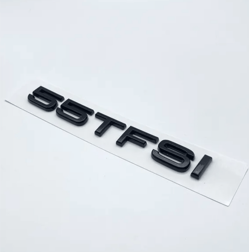https://cdn.shopify.com/s/files/1/0565/4957/2747/files/Badge-de-coffre-lettres-noires-motorisation-AUDI-55-TFSI.png?v=1761577988
