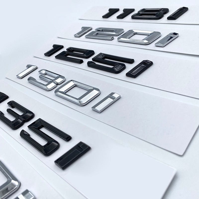 https://cdn.shopify.com/s/files/1/0565/4957/2747/files/Badges-de-coffre-Lettrage-Noirs-BMW-Serie-1-E81-F20-116i-116d-118i-118d-120i-120d-125i-128i-130i-135i-140i.jpg?v=1761577332