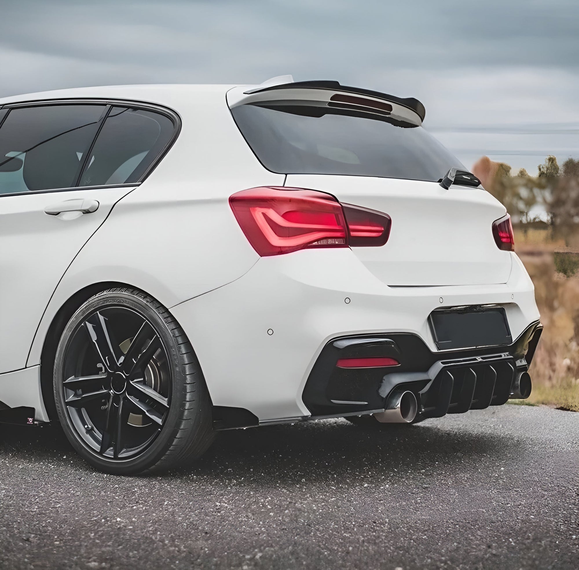 https://cdn.shopify.com/s/files/1/0565/4957/2747/files/Becquet-Aileron-de-coffre-type-M-Performance-Noir-Brillant-pour-BMW-Serie-1-F20-2012-a-2019-3.jpg?v=1761578805