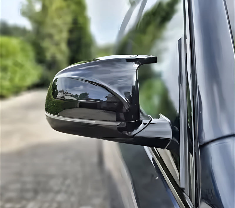 https://cdn.shopify.com/s/files/1/0565/4957/2747/files/Coques-de-retroviseurs-type-M-Performance-noires-brillantes-pour-BMW-X7-G07-2019-a-2025.jpg?v=1761592780