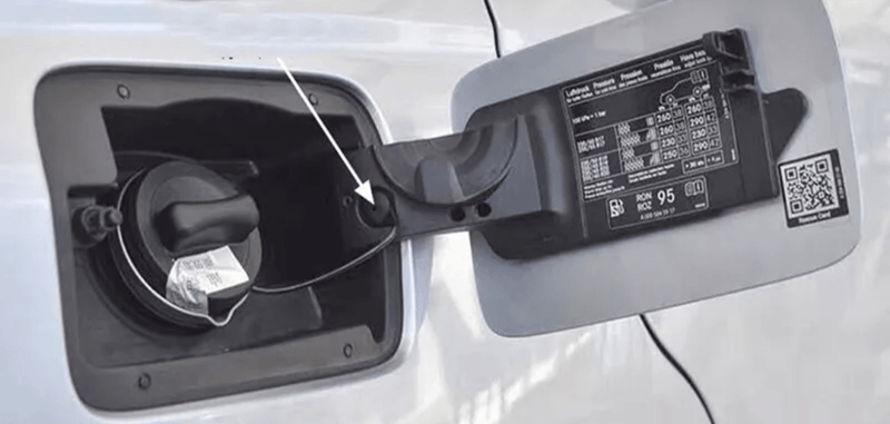 https://cdn.shopify.com/s/files/1/0565/4957/2747/files/Cordon-Attache-bouchon-reservoir-de-carburant-MERCEDES-Classe-A-B-C-E-S-CLA-GLA-GLC-GLE-ML.png?v=1761579596
