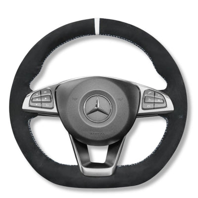 https://cdn.shopify.com/s/files/1/0727/0635/9572/files/CouvreVolantMercedesAMGW205Alcantarablanc.jpg?v=1768169147
