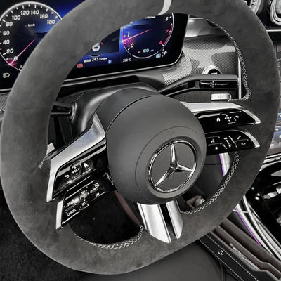 https://cdn.shopify.com/s/files/1/0727/0635/9572/files/Couvre_Volant_Mercedes_AMG_W206_Alcantara_1.jpg?v=1768168270