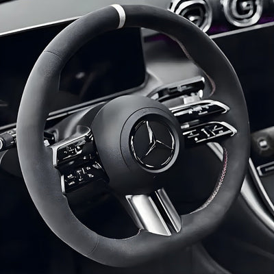 https://cdn.shopify.com/s/files/1/0727/0635/9572/files/Couvre_Volant_Mercedes_AMG_W206_Alcantara.jpg?v=1768168270
