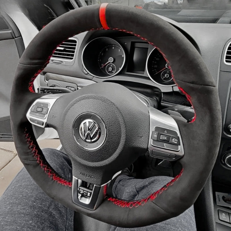 https://cdn.shopify.com/s/files/1/0727/0635/9572/files/Couvre_volant_GOLF_6_Alcantara_rouge.jpg?v=1754213560
