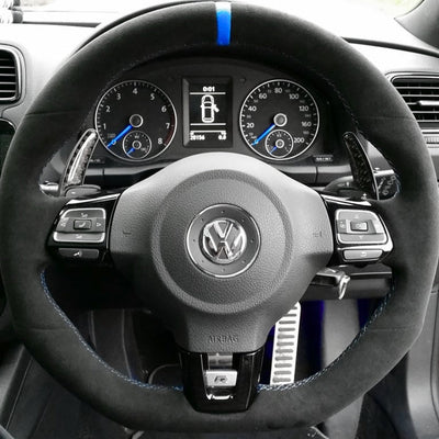 https://cdn.shopify.com/s/files/1/0727/0635/9572/files/Couvre_volant_GOLF_6_R_alcantara_BLEU.jpg?v=1754213835