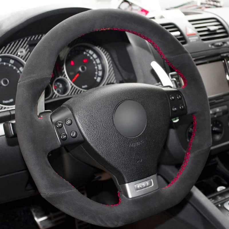 https://cdn.shopify.com/s/files/1/0727/0635/9572/files/couvre_volant_VW_golf_5_alcantara_rouge.jpg?v=1748860095