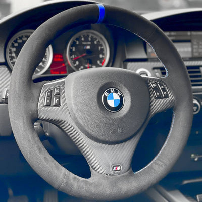 https://cdn.shopify.com/s/files/1/0727/0635/9572/files/Couvre_volant_Serie_3_E90_Alcantara.jpg?v=1769553423