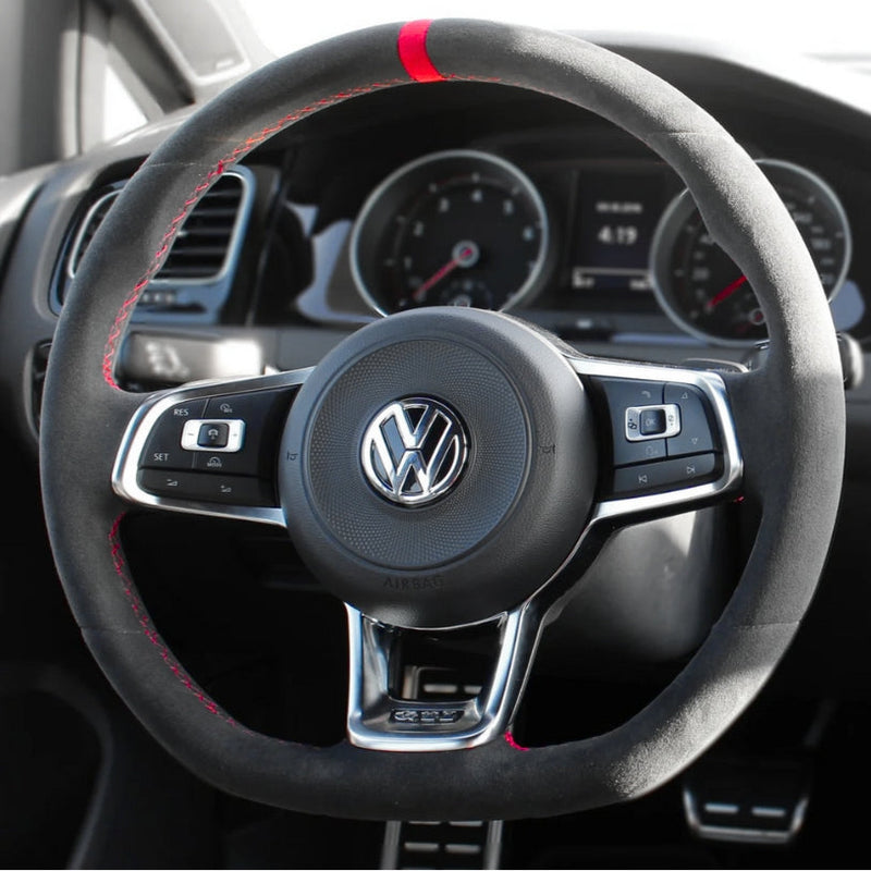 https://cdn.shopify.com/s/files/1/0727/0635/9572/files/Couvre_volant_GOLF_7_Alcantara_rouge.jpg?v=1754215653