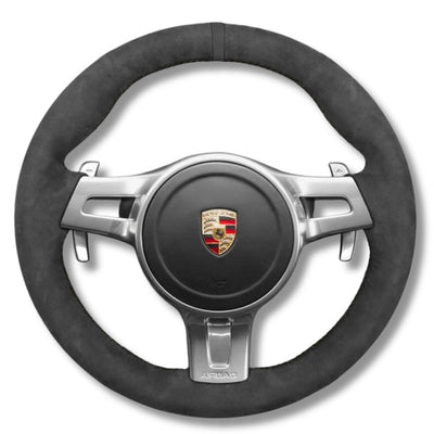 https://cdn.shopify.com/s/files/1/0727/0635/9572/files/Couvre_volant_alcanta_991_alu_noir.jpg?v=1754331392
