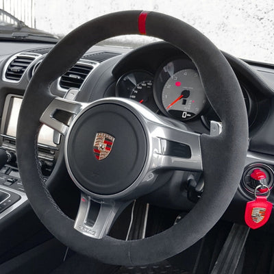 https://cdn.shopify.com/s/files/1/0727/0635/9572/files/Couvre_volant_alcantara_991_1.jpg?v=1754331444