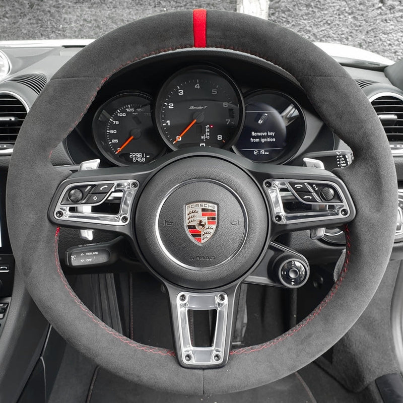 https://cdn.shopify.com/s/files/1/0727/0635/9572/files/couvrevolantporsche911918.jpg?v=1691875706