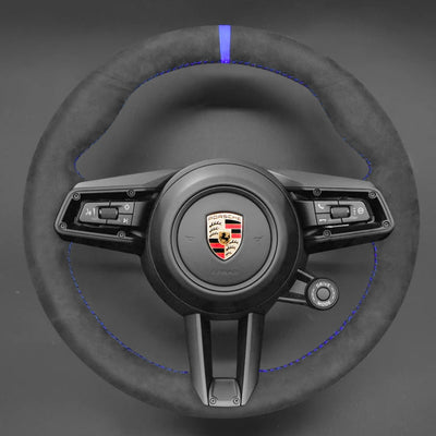 https://cdn.shopify.com/s/files/1/0727/0635/9572/files/Couvre_volant_alcantara_992_Bleu.jpg?v=1754330194