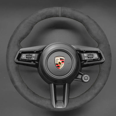 https://cdn.shopify.com/s/files/1/0727/0635/9572/files/Couvre_volant_alcantara_992_Noir.jpg?v=1754330194